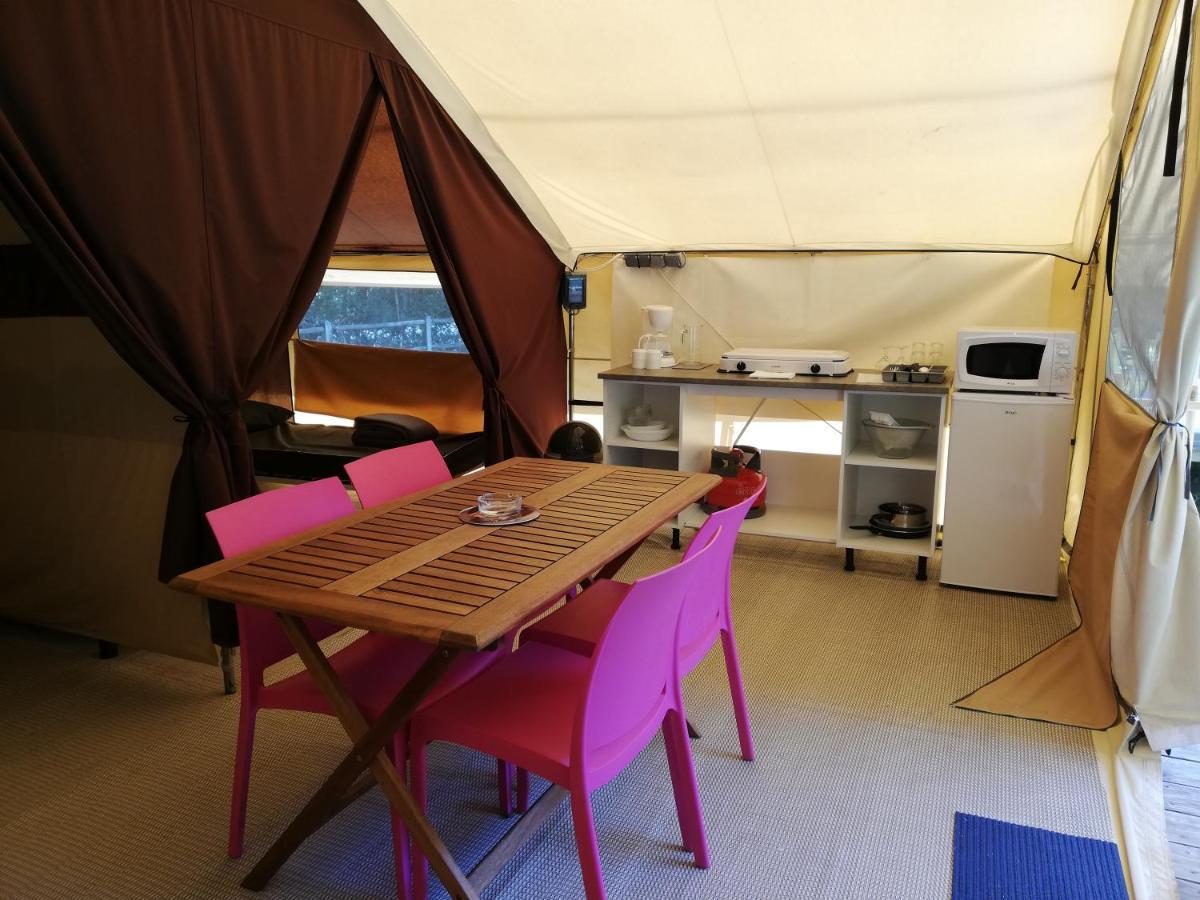 Отель Camping La Fritillaire Savigny-en-veron Экстерьер фото